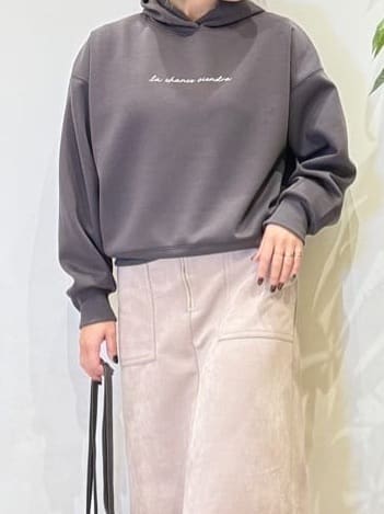 misakiさんの「SHOO･LA･RUE｜【セットアップ可/S-LL/なめらかタッチ】選べる3柄 ロゴ入りプルパーカ」を使ったコーディネート