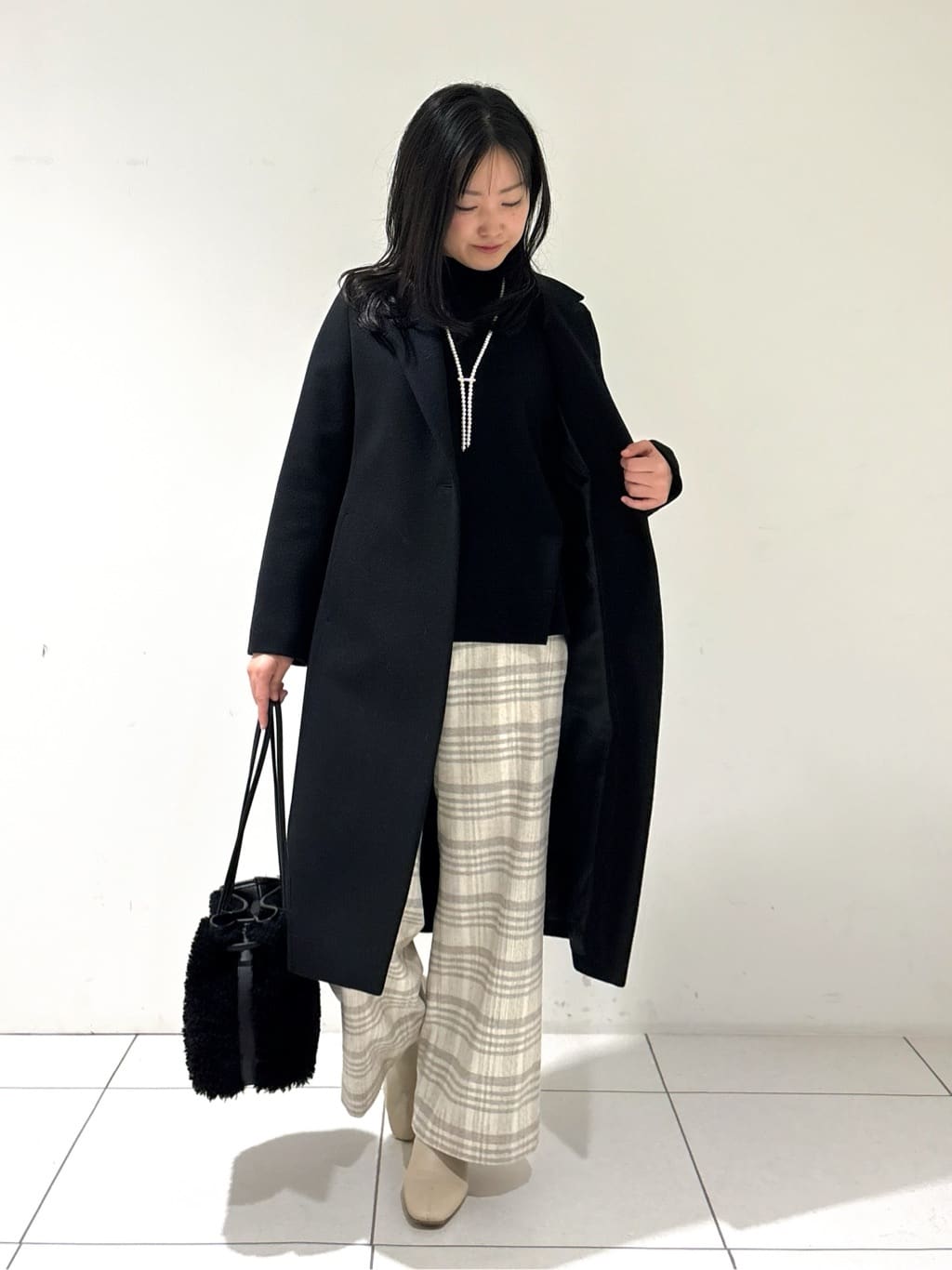 momokoさんの「INDIVI｜【洗える／毛玉になりにくい】エクストラファインウール ハイネックニット」を使ったコーディネート