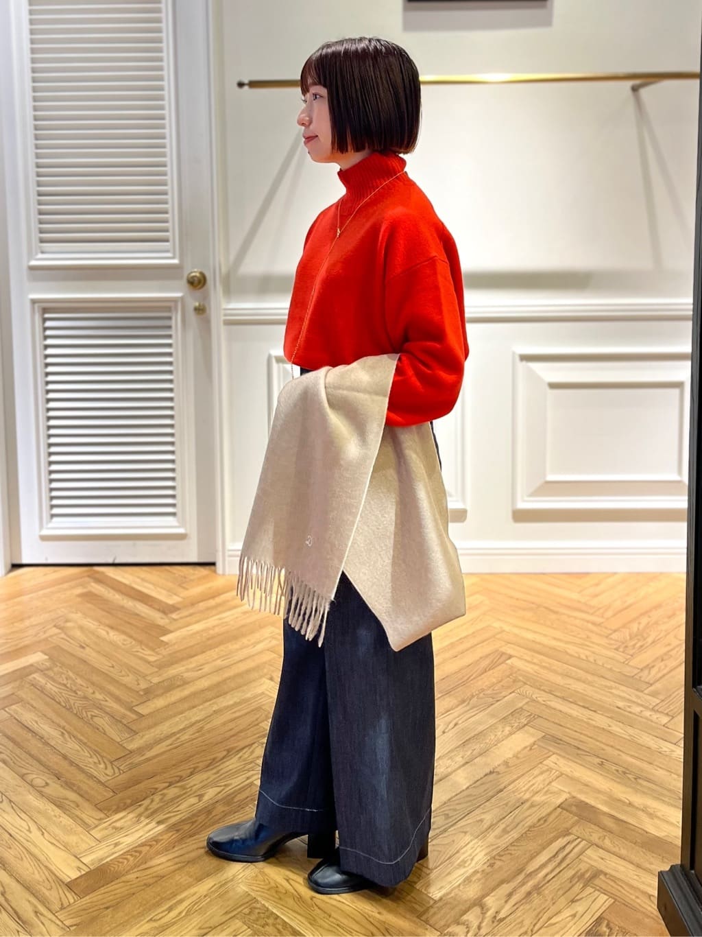 つじ まこさんの「DRESSTERIOR｜リバーシブルカシミヤマフラー」を使ったコーディネート