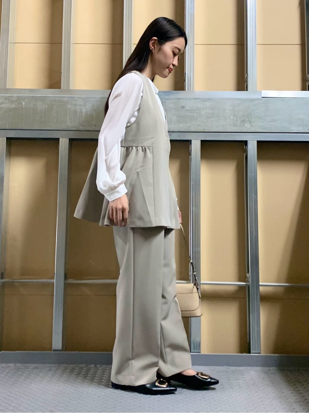 sahoさんの「THE SHOP TK｜【通勤・きちんと見えに】ダブルクロス ペプラムジレ/セットアップ可」を使ったコーディネート