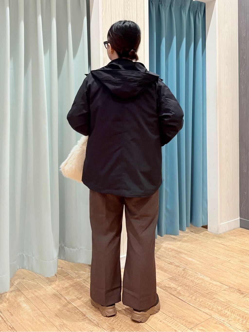 砂糖さんの「SHOO･LA･RUE｜【洗濯機可/S-LL/高レビュー】上品シルエットで美しい イージーワイドパンツ」を使ったコーディネート