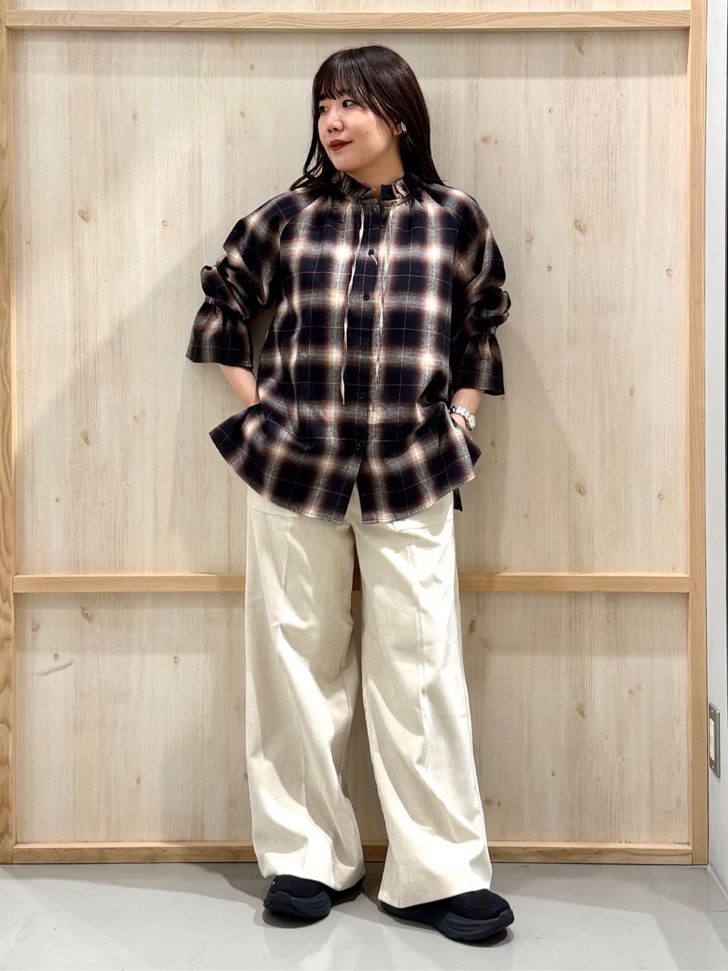 nanaさんの「THE SHOP TK｜起毛オンブレフリルブラウス」を使ったコーディネート