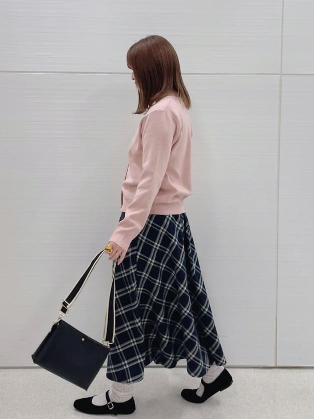みちるさんの「SHOO･LA･RUE｜【洗濯機可/S-LL】上品な金ボタン もちっとやわらか クルーネックカーディガン」を使ったコーディネート