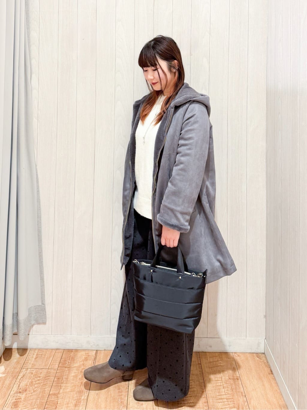 愛さんの「SHOO･LA･RUE｜【洗濯機可】お気に入りカラーを身にまとって　ふんわりゆるニット」を使ったコーディネート