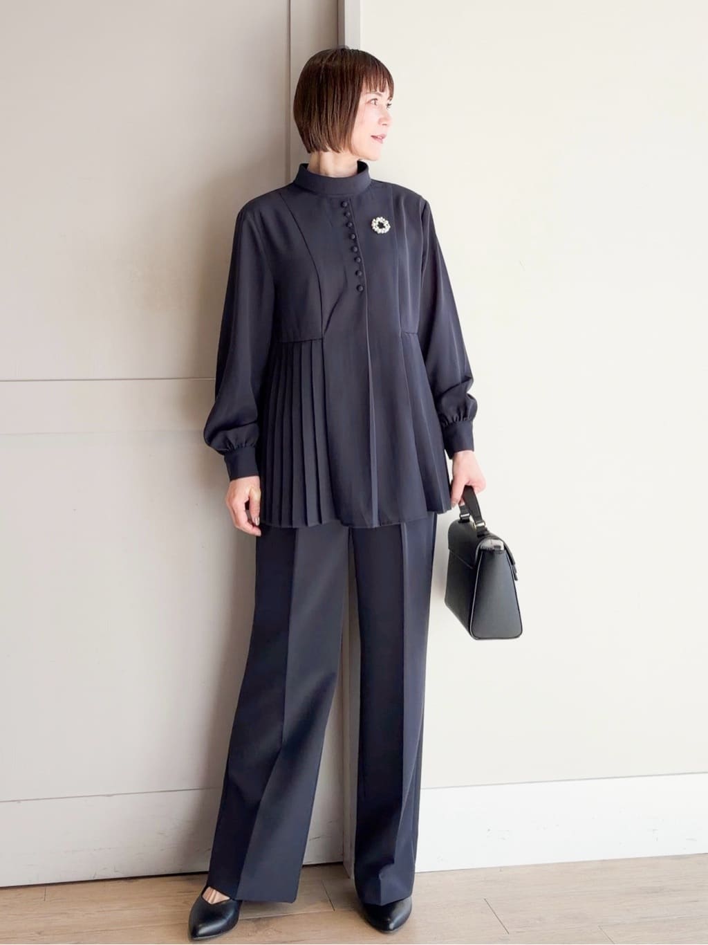 yamakoさんの「grove｜【マシンウォッシュ/防シワ/UVカット】裾プリーツ取り外しボウタイブラウス」を使ったコーディネート