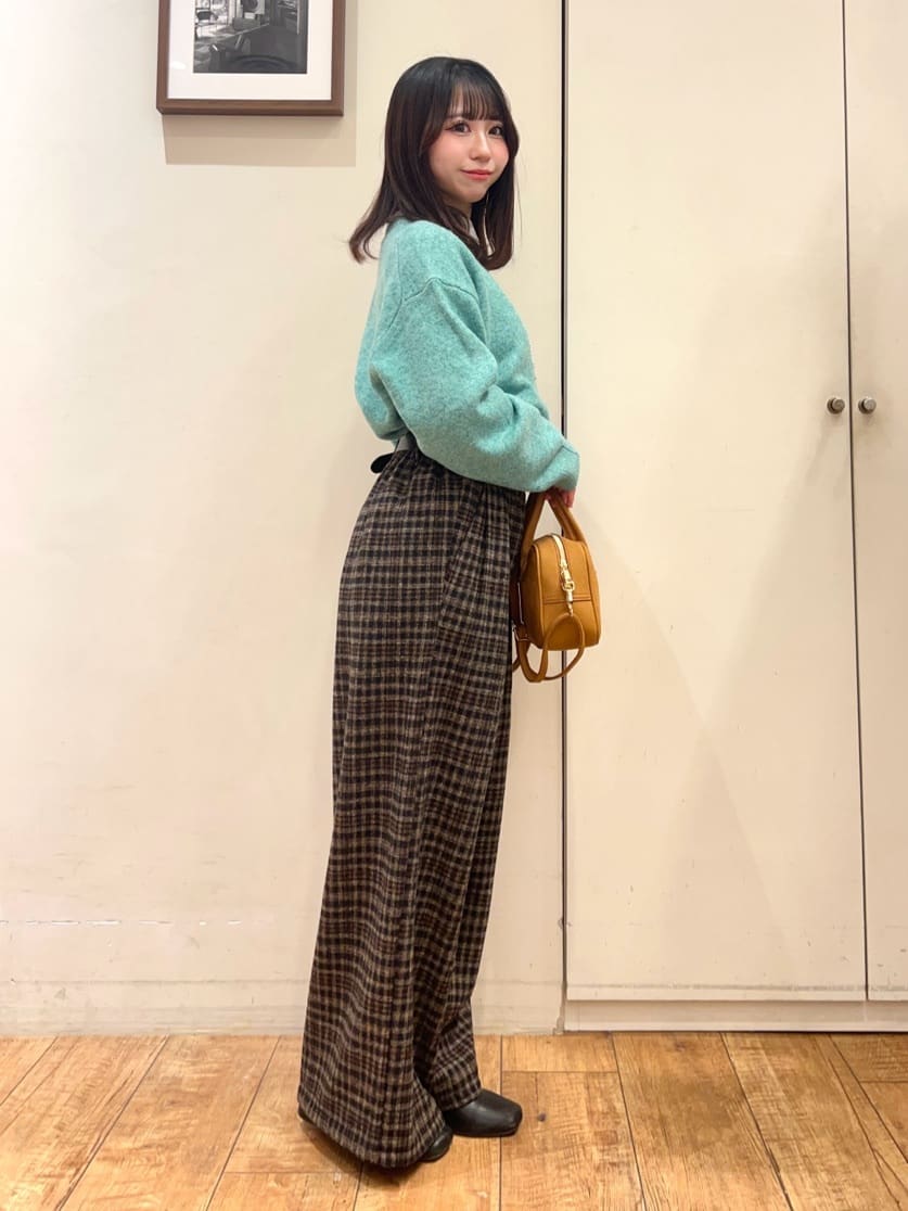 AIRIさんの「SHOO･LA･RUE｜【あったか/S-LL】脚のラインをきれいに魅せる チェック柄ワイドパンツ」を使ったコーディネート
