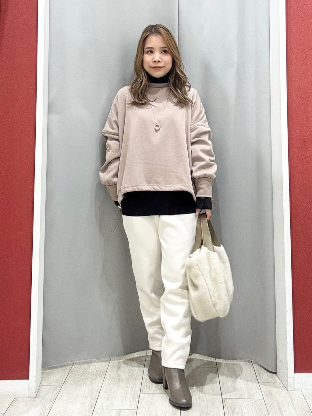 shioさんの「SHOO･LA･RUE｜【洗濯機可/撥水】フェイクファーフード ロングダウン」を使ったコーディネート