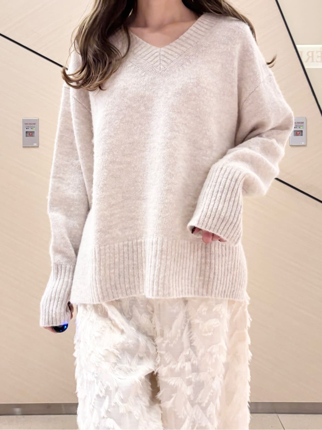 清水夏姫さんの「DRESSTERIOR｜アルパカブレンドVネックニット」を使ったコーディネート