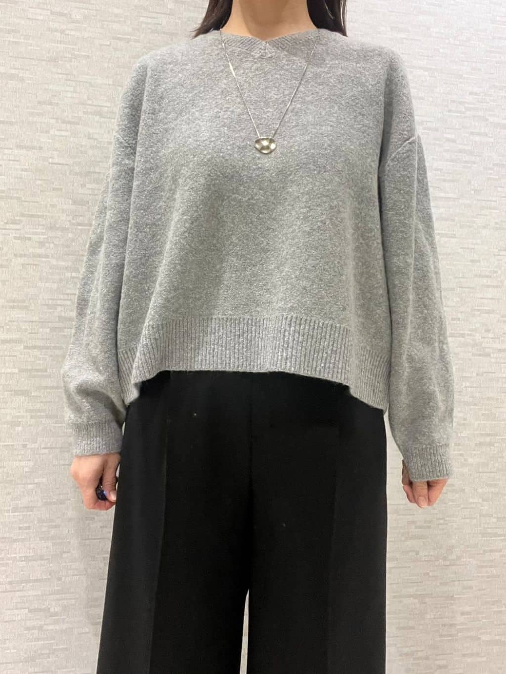 marikoさんの「Reflect｜【選べる5色／ゆったりシルエット】Vネックスパンコールニット」を使ったコーディネート