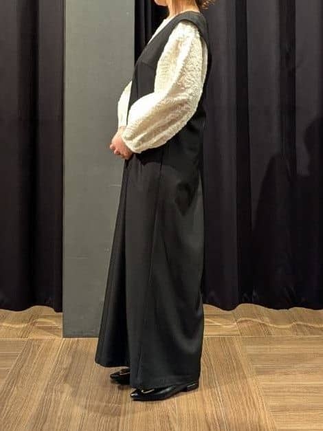 naoさんの「THE SHOP TK｜【きれいめにもカジュアルにも】Vネックオールインワン」を使ったコーディネート