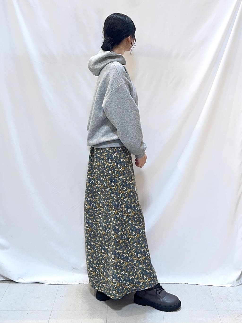 𝐇𝐢𝐫𝐨𝐦𝐢さんの「SHOO･LA･RUE｜【セットアップ可/S-LL/なめらかタッチ】選べる3柄 ロゴ入りプルパーカ」を使ったコーディネート