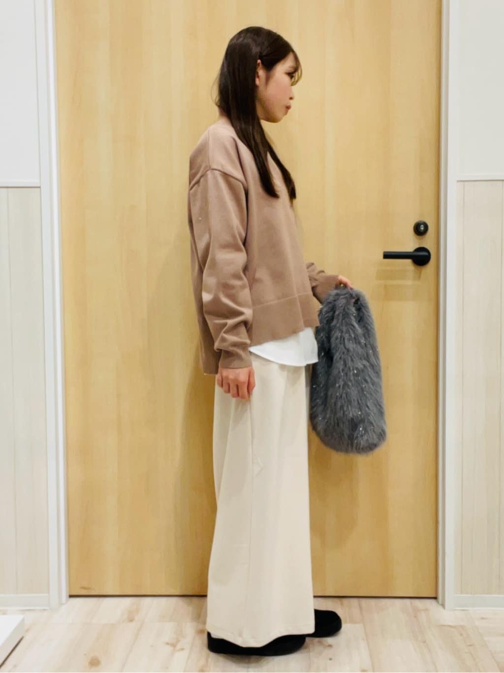 minamiさんの「SHOO･LA･RUE｜【2点セット/洗濯機可/S-LL】着回しがきく もちもちハイネックニット+裾シャツインナー」を使ったコーディネート