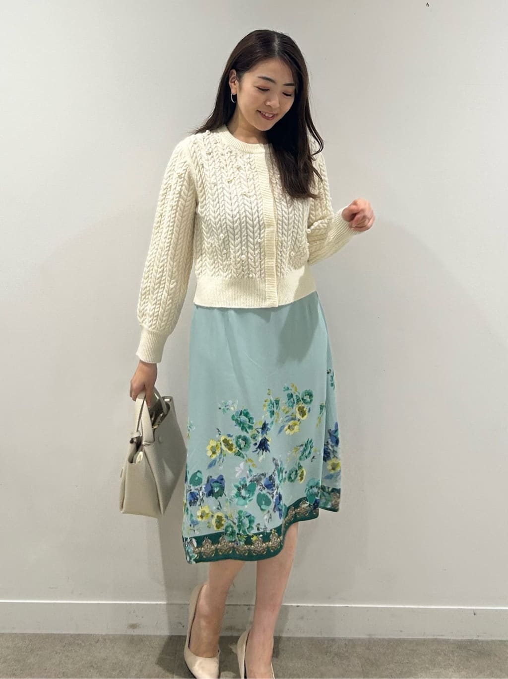 hayaseさんの「SunaUna｜【COLLECTION LINE】パール調カーデ」を使ったコーディネート