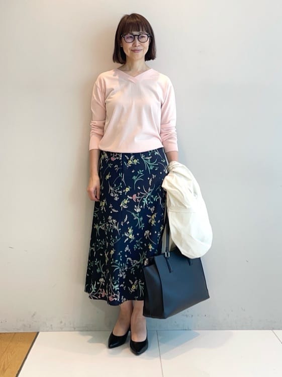 murayamaさんの「INDIVI｜【SETUP可能】モダンフラワー柄フレアスカート」を使ったコーディネート