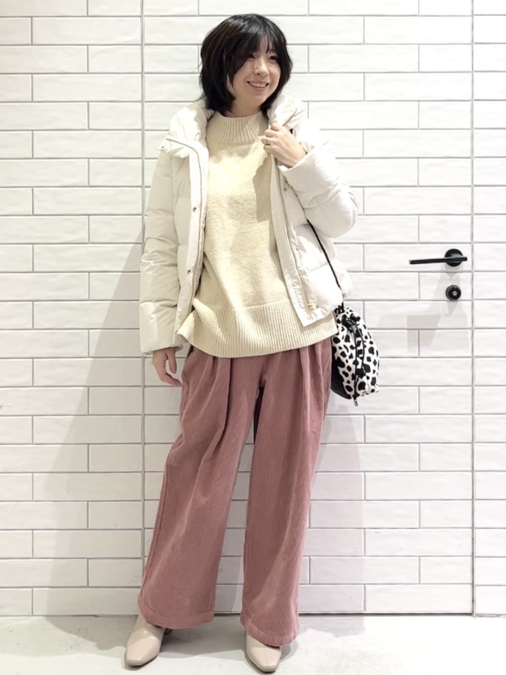 しおりさんの「OPAQUE.CLIP｜撥水ショートダウン【防風／抗菌防臭／洗濯機洗い可】《SS～LL》」を使ったコーディネート