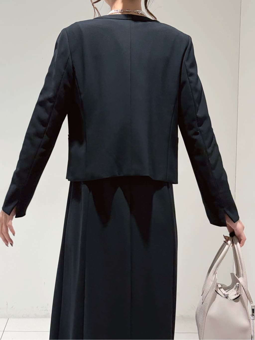 shioriさんの「INDIVI｜【上品光沢／SETUP可能】切り替えデザインジャケット」を使ったコーディネート