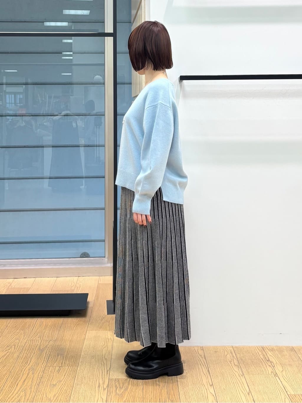 asamiさんの「INDIVI｜【洗える／カシミヤ混】ミドルゲージVネックニット」を使ったコーディネート