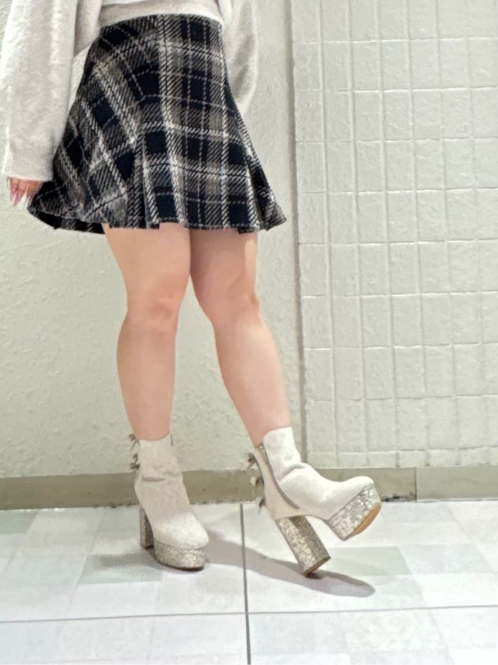 sa.raさんの「ESPERANZA｜【ラク盛り/ショートブーツ】リピーター続出／脚長美脚 バックリボングリッターヒールショートブーツ」を使ったコーディネート