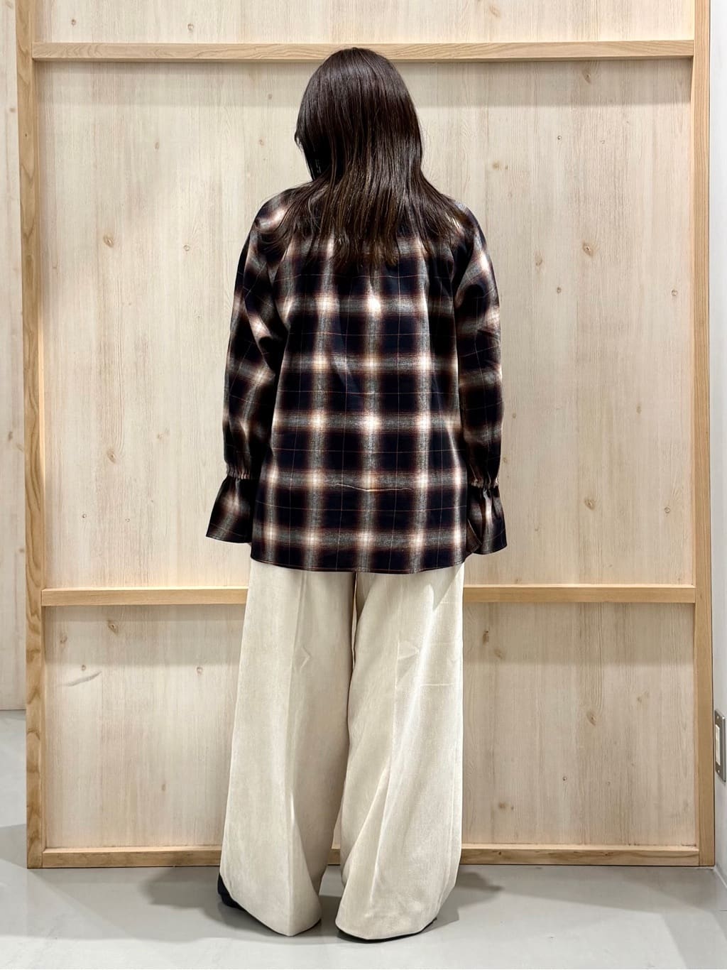 nanaさんの「THE SHOP TK｜起毛オンブレフリルブラウス」を使ったコーディネート