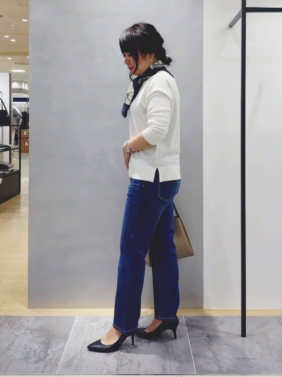 TOMOMIさんの「INDIVI｜【褒められデニム】スリムストレート デニムパンツ」を使ったコーディネート