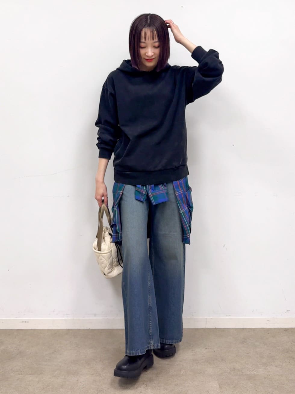 𝐜𝐡𝐢𝐤𝐚さんの「SHOO･LA･RUE｜【洗濯機可】ポケット付きが嬉しい ケミカル加工フーディ―」を使ったコーディネート