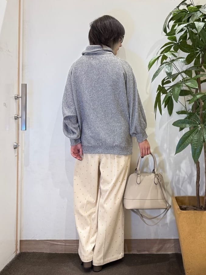 misakiさんの「SHOO･LA･RUE｜お顔周りをスッキリ見せるオフタートルリブドルマン」を使ったコーディネート