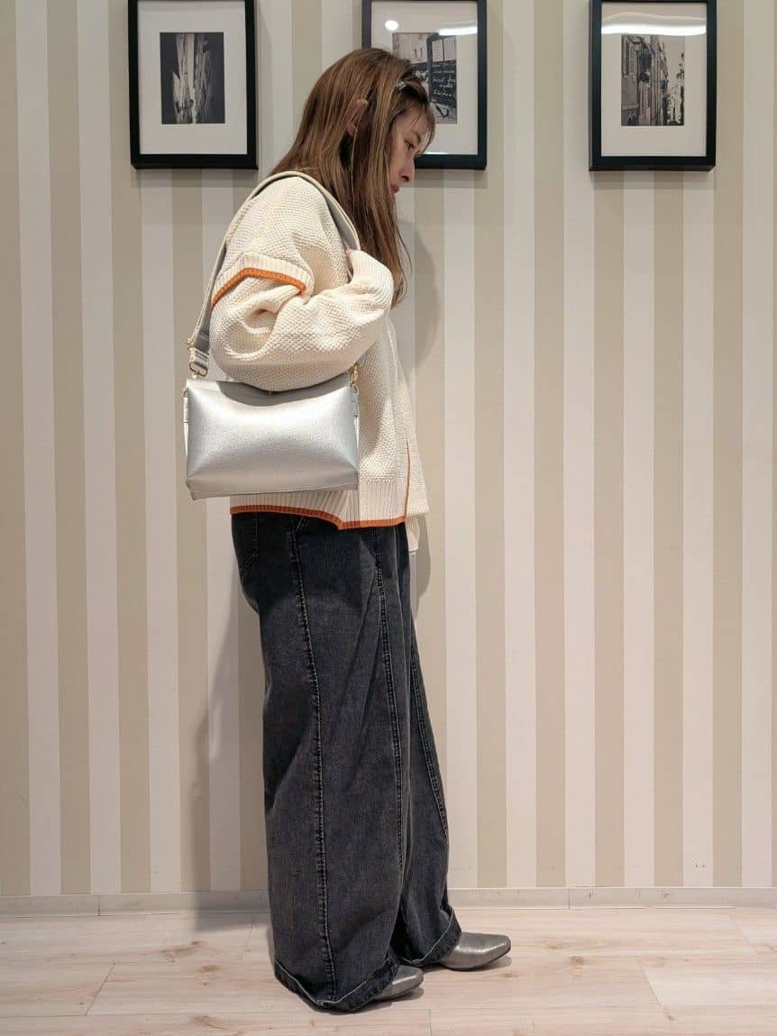 otaさんの「SHOO･LA･RUE｜【前後2WAY/S-LL】体型カバーもこなれ見えも叶う　ふんわりお袖の配色パイピングニット」を使ったコーディネート