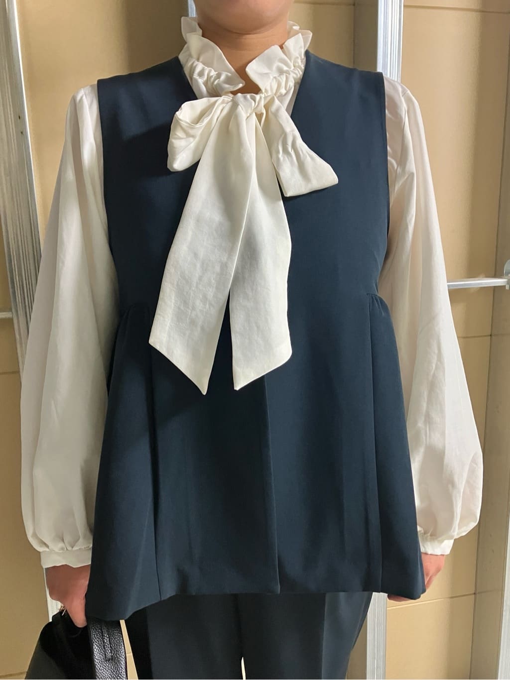 Rさんの「THE SHOP TK｜【通勤・きちんと見えに】ダブルクロス ペプラムジレ/セットアップ可」を使ったコーディネート