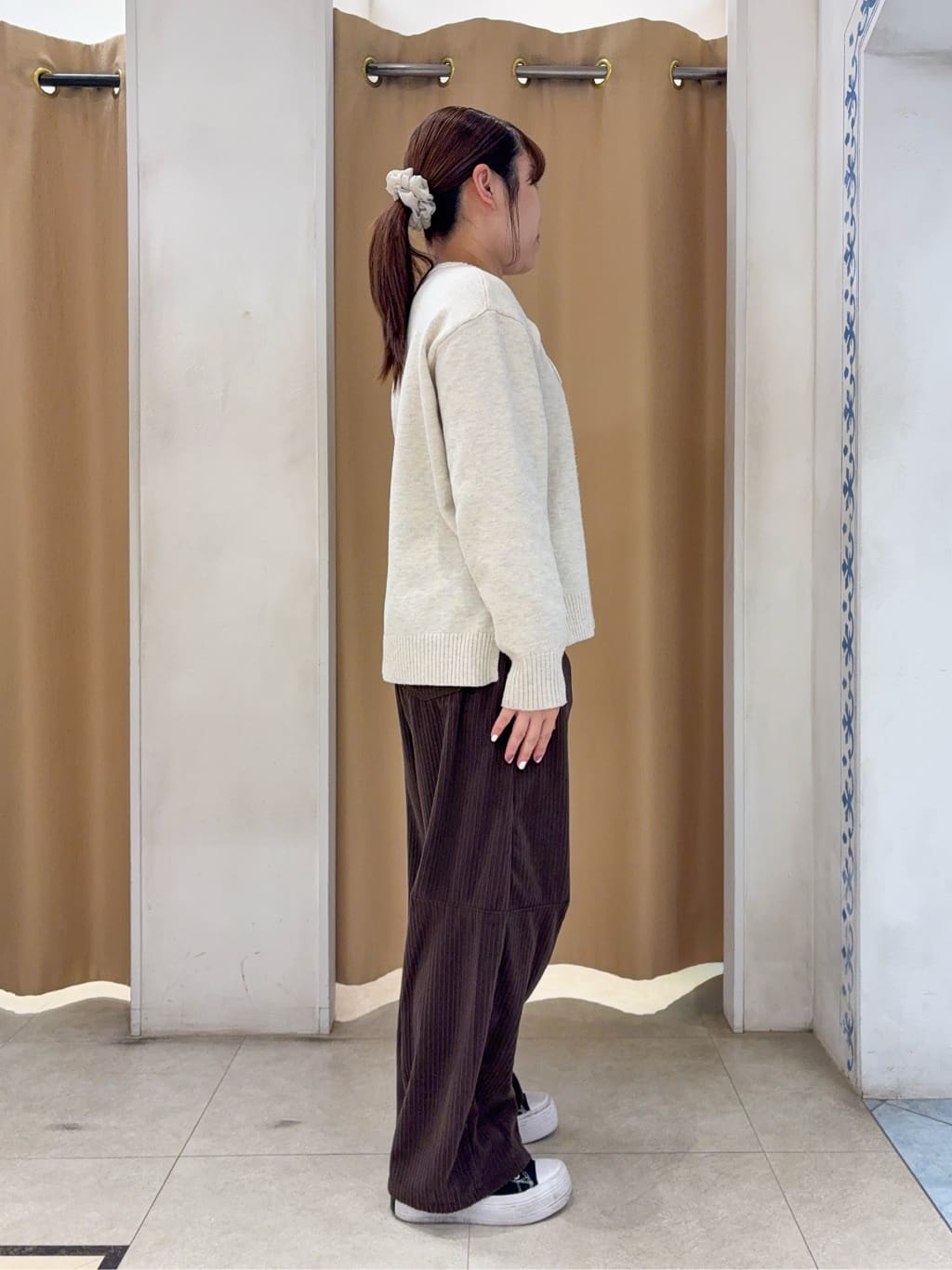 SO(R)Aさんの「SHOO･LA･RUE｜【S-LL/洗濯機可】ふわふわがやみつきになる柔らかさ スウェットライクロゴニット」を使ったコーディネート