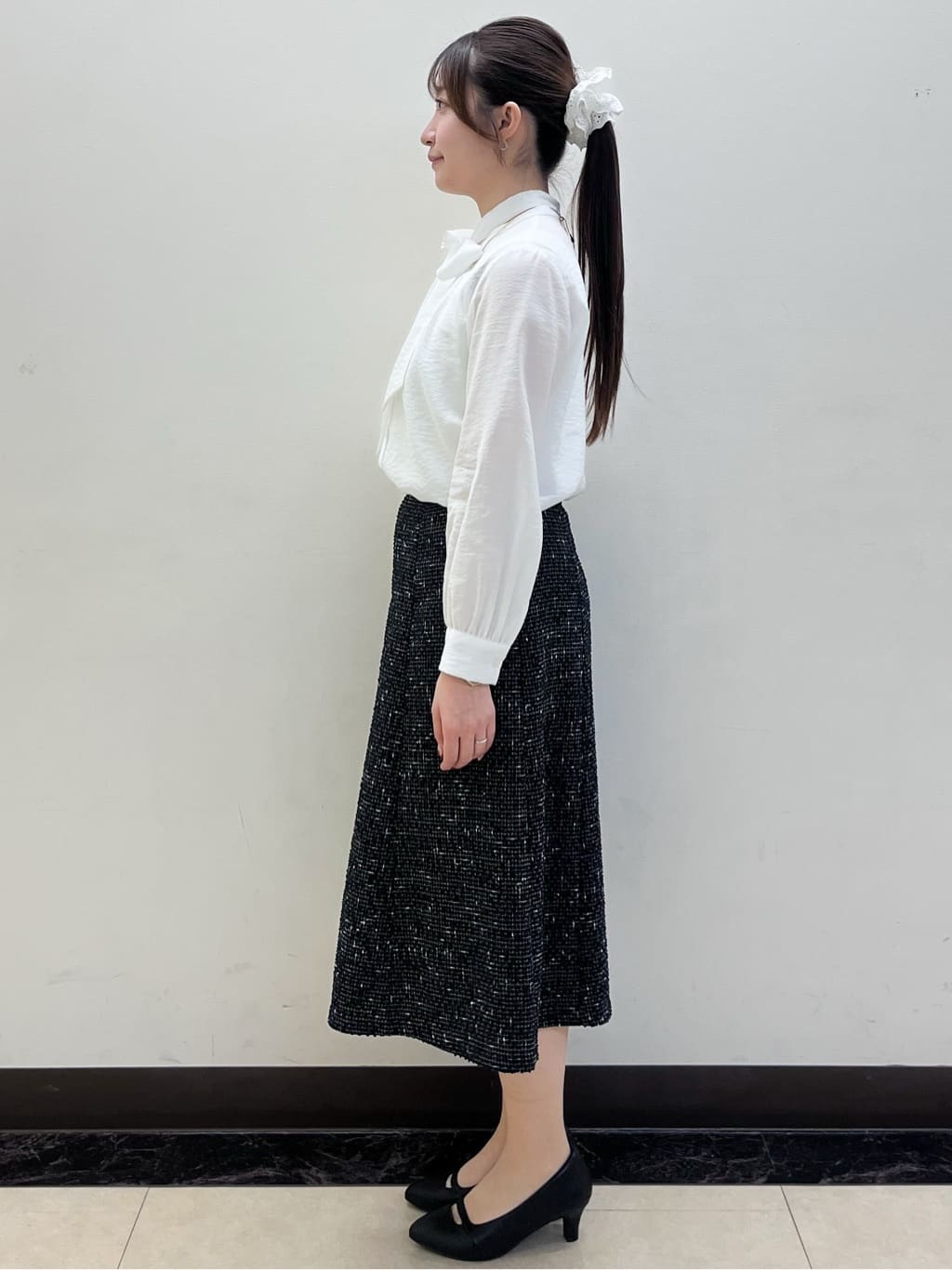 mikikoさんの「Reflect｜【通勤／ボウタイ取り外し可】ボウタイ付きバンドカラーブラウス」を使ったコーディネート