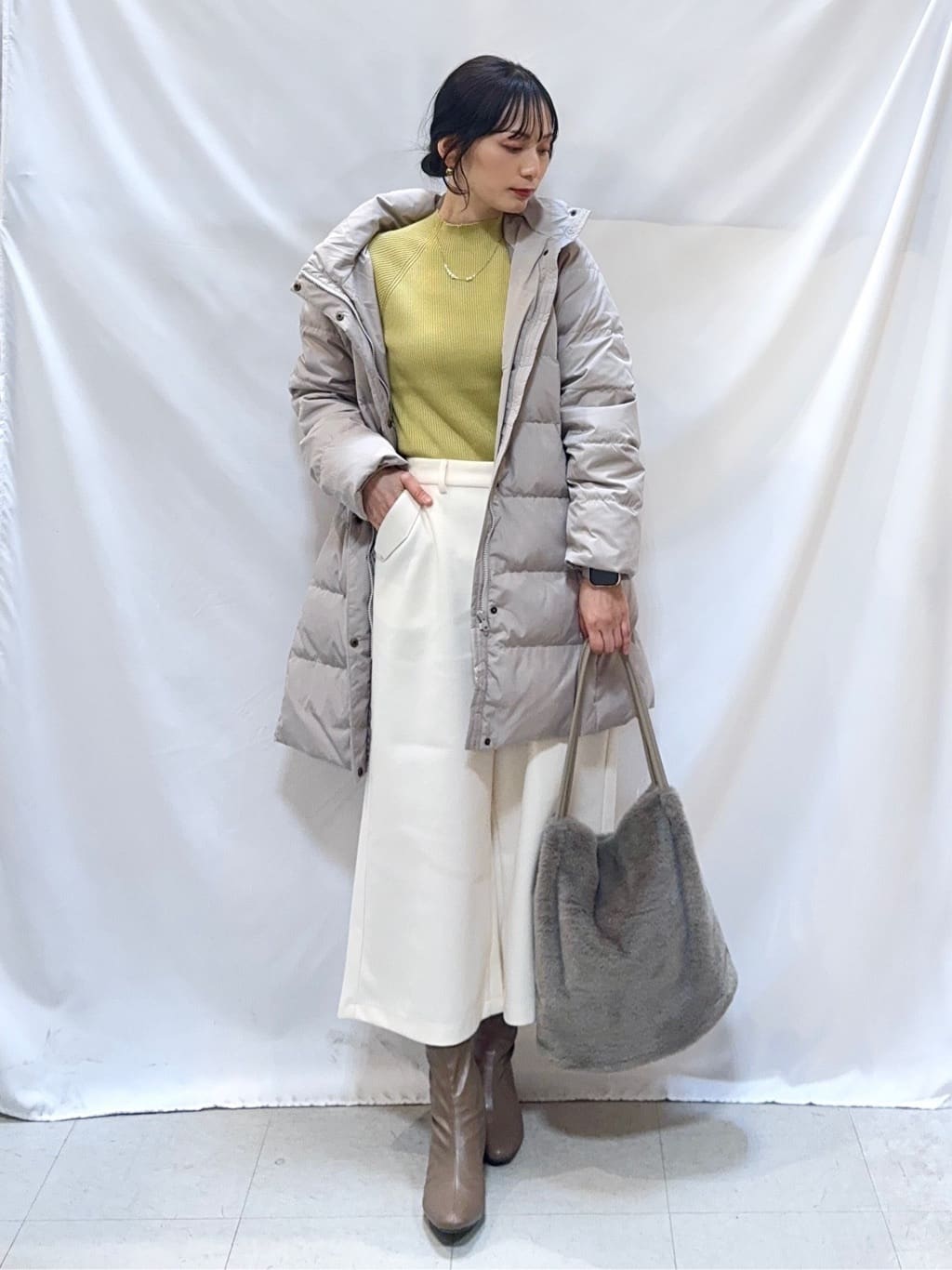 𝐇𝐢𝐫𝐨𝐦𝐢さんの「SHOO･LA･RUE｜【洗濯機可/撥水】フェイクファーフード ロングダウン」を使ったコーディネート