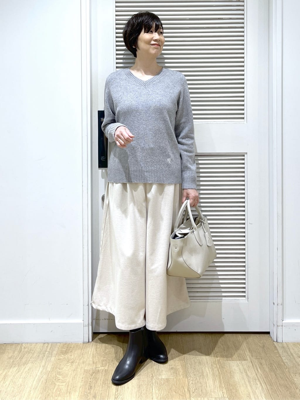 Miyazakiさんの「Dessin｜ウールカシミヤVネック」を使ったコーディネート