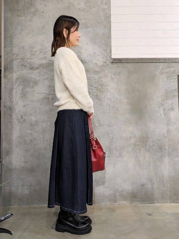  E.Yさんの「THE SHOP TK｜【華やかで柔らか】ふわふわフェザーニット/洗える・前後2WAY」を使ったコーディネート