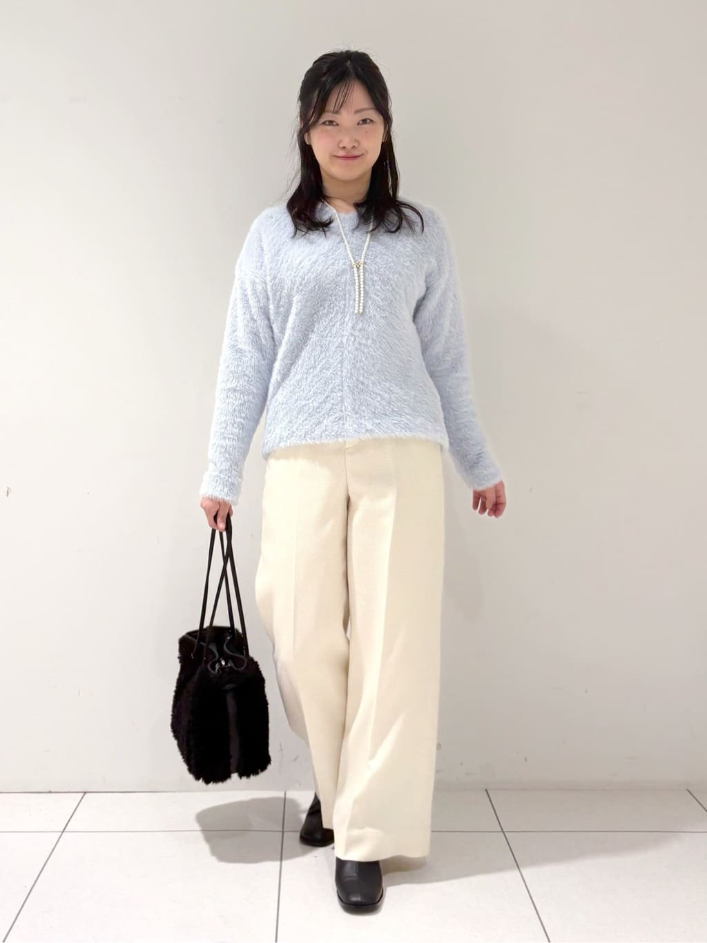 momokoさんの「INDIVI｜【名品／撥水／抗菌防臭】ショート丈リサイクルダウンコート」を使ったコーディネート