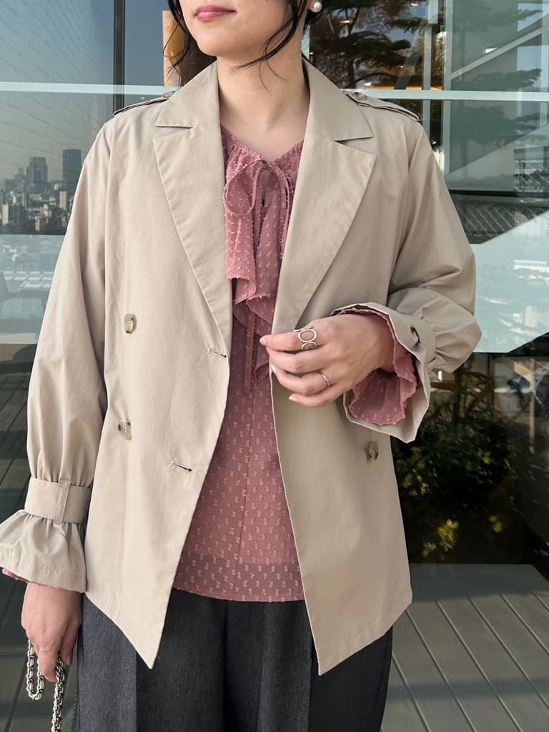shinoさんの「Couture brooch｜【撥水・洗える】ハーフ トレンチコート」を使ったコーディネート