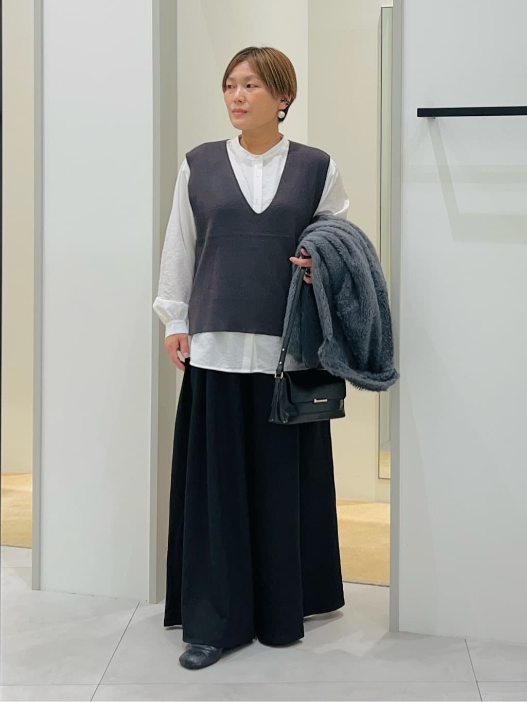 タナさんの「THE SHOP TK｜纏うだけで大人上品 シャギーチェスターハーフコート」を使ったコーディネート