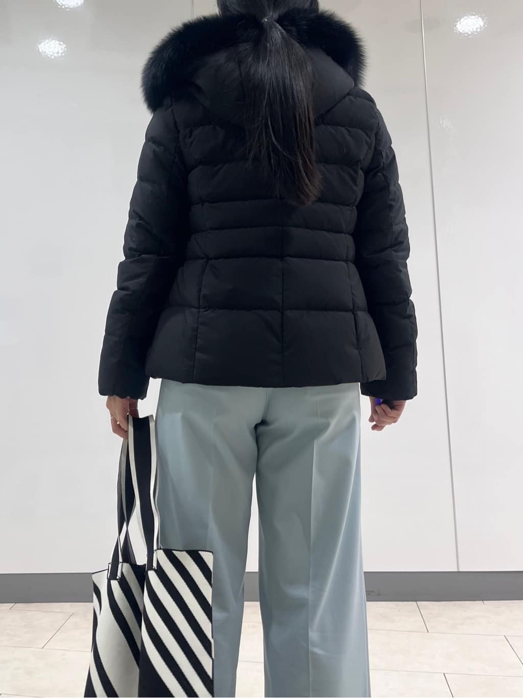 hasuさんの「INDIVI｜【名品／撥水／抗菌防臭】ショート丈リサイクルダウンコート」を使ったコーディネート