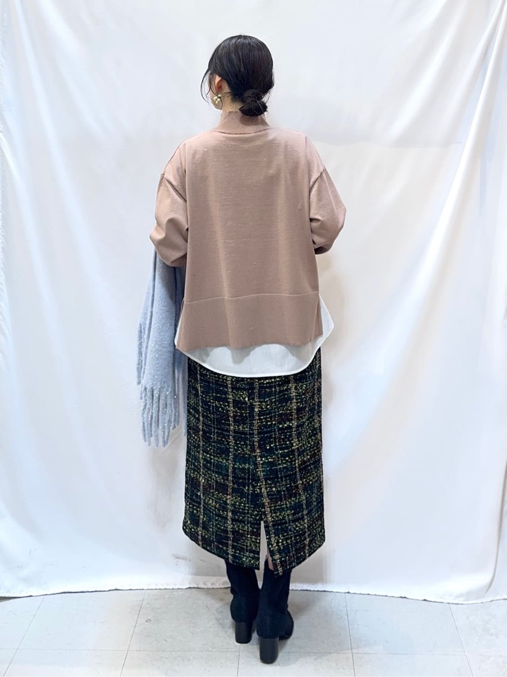 𝐇𝐢𝐫𝐨𝐦𝐢さんの「SHOO･LA･RUE｜【S-LL】ミックスカラーで高見え ラメツイード ナロースカート」を使ったコーディネート