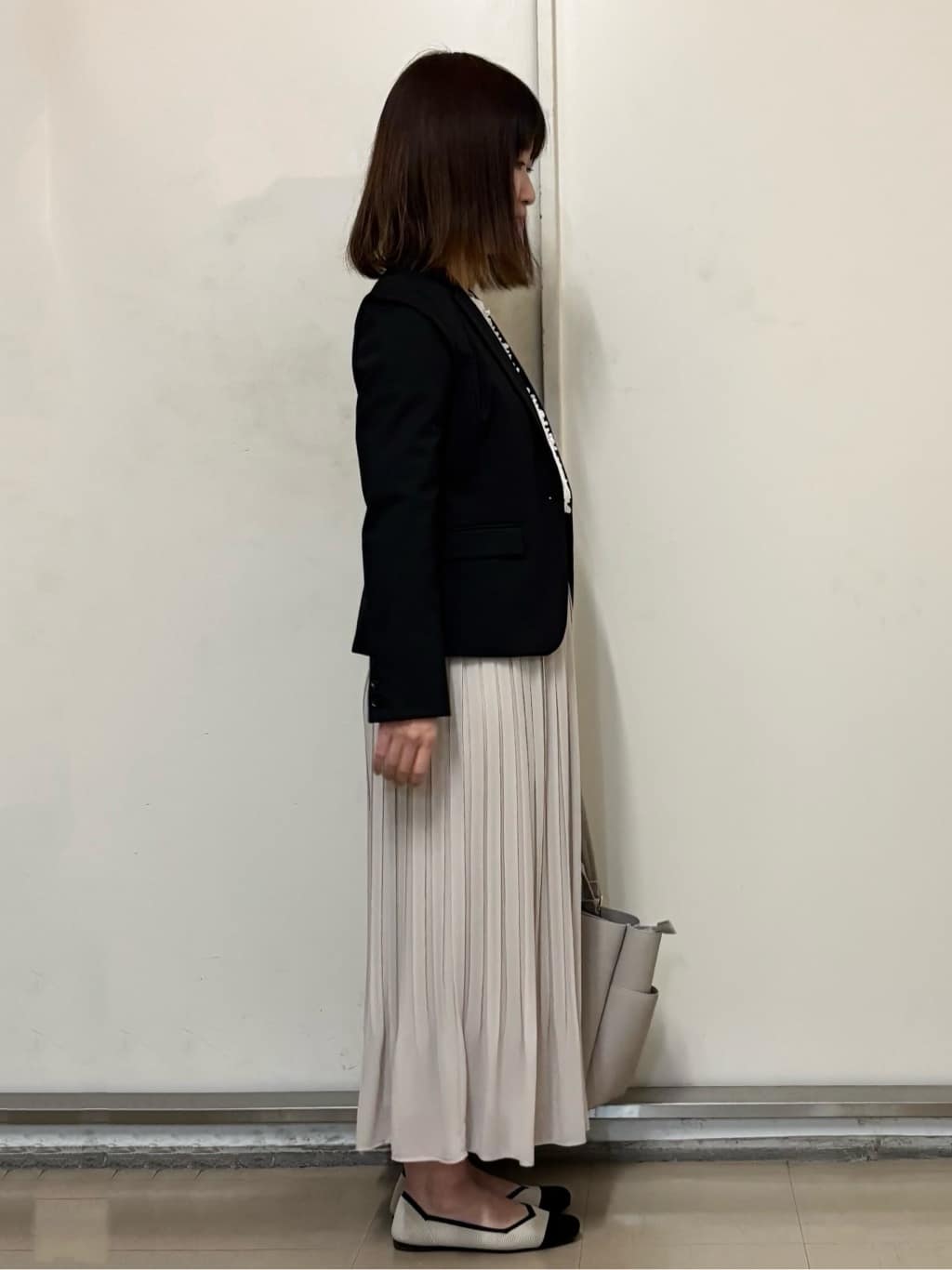 やまさんの「OPAQUE.CLIP｜バンドカラーフリルブラウス【洗濯機OK／イージーアイロン】」を使ったコーディネート