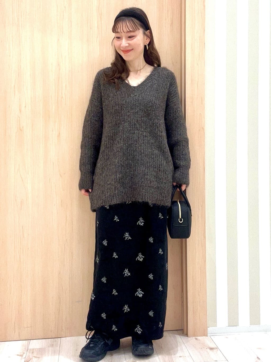 ririさんの「SHOO･LA･RUE｜ふわふわタッチ Vネックニットチュニック」を使ったコーディネート