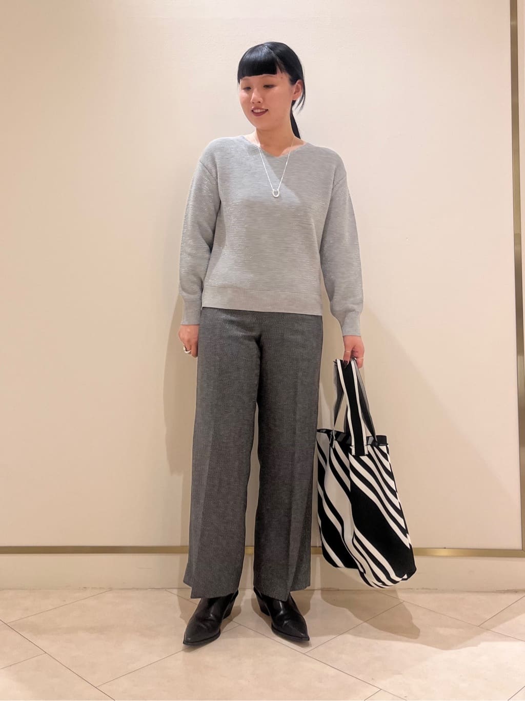 hasuさんの「INDIVI｜【ウール混ラメ素材】Vネック煌めきニット」を使ったコーディネート