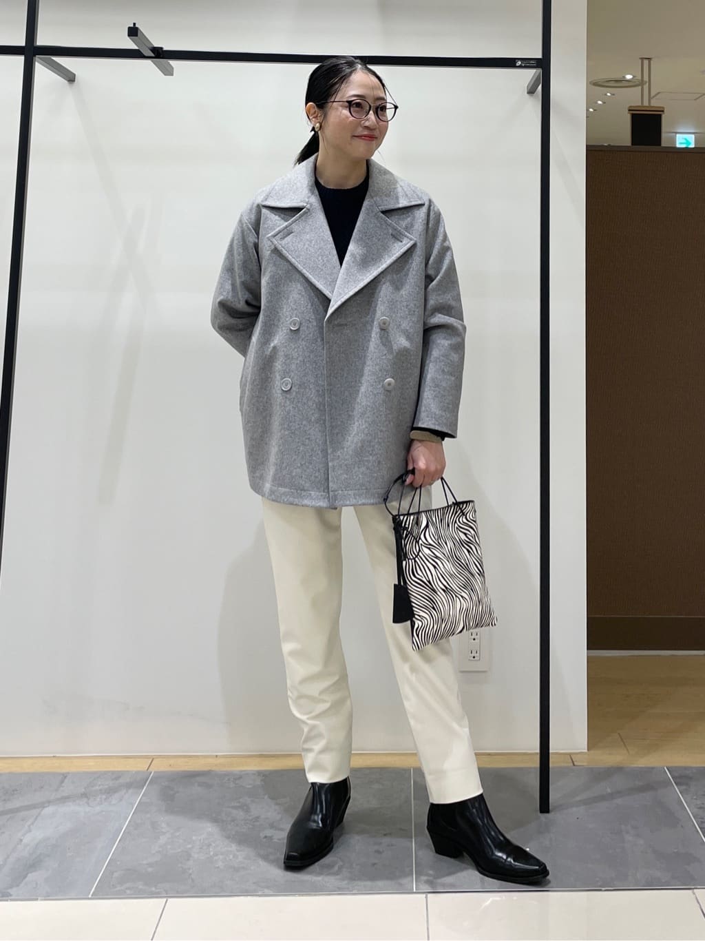 shihoさんの「INDIVI｜【軽やか／ゆったり】ウール混ショートトレンチコート」を使ったコーディネート