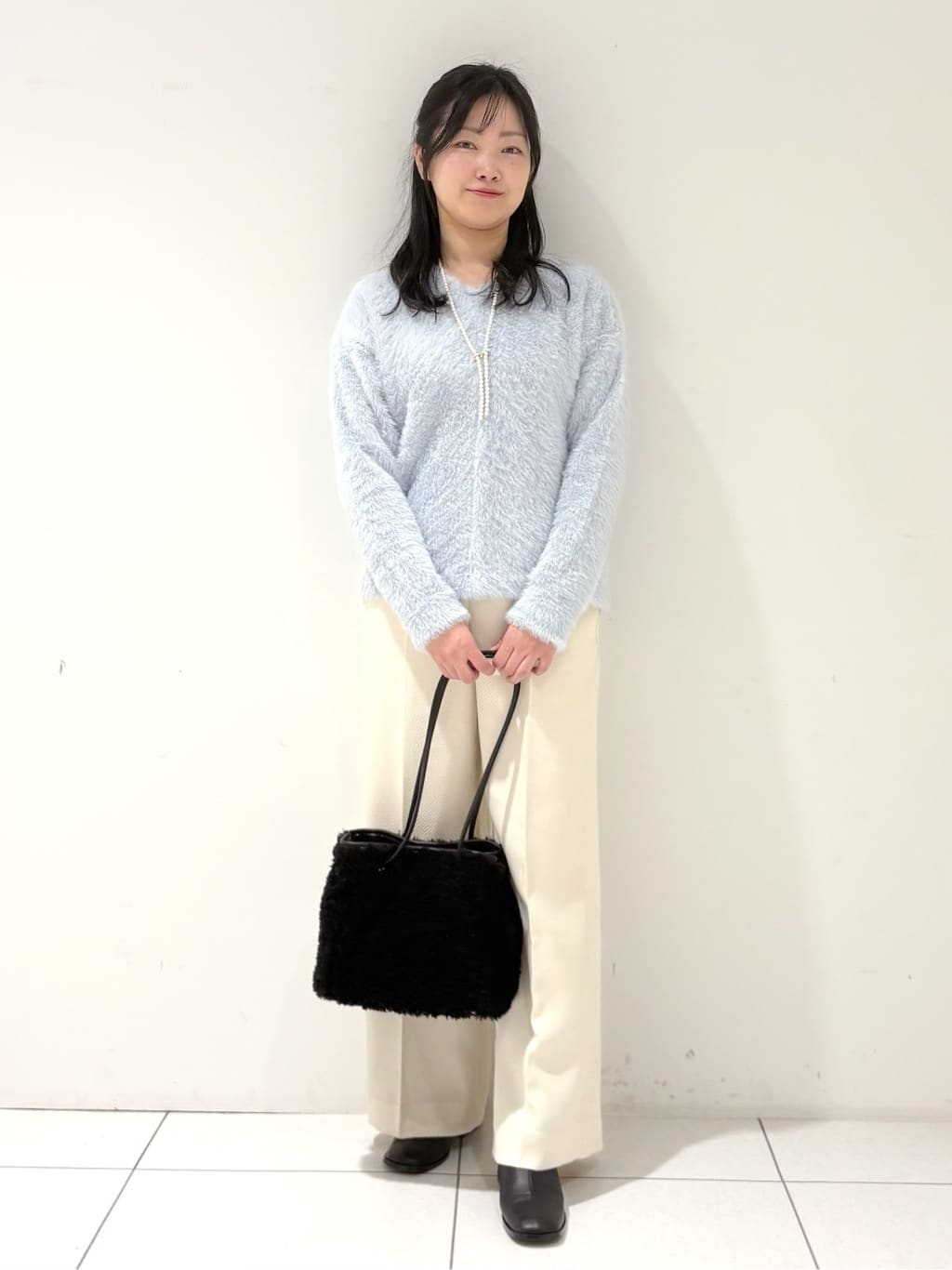 momokoさんの「INDIVI｜【名品／撥水／抗菌防臭】ショート丈リサイクルダウンコート」を使ったコーディネート