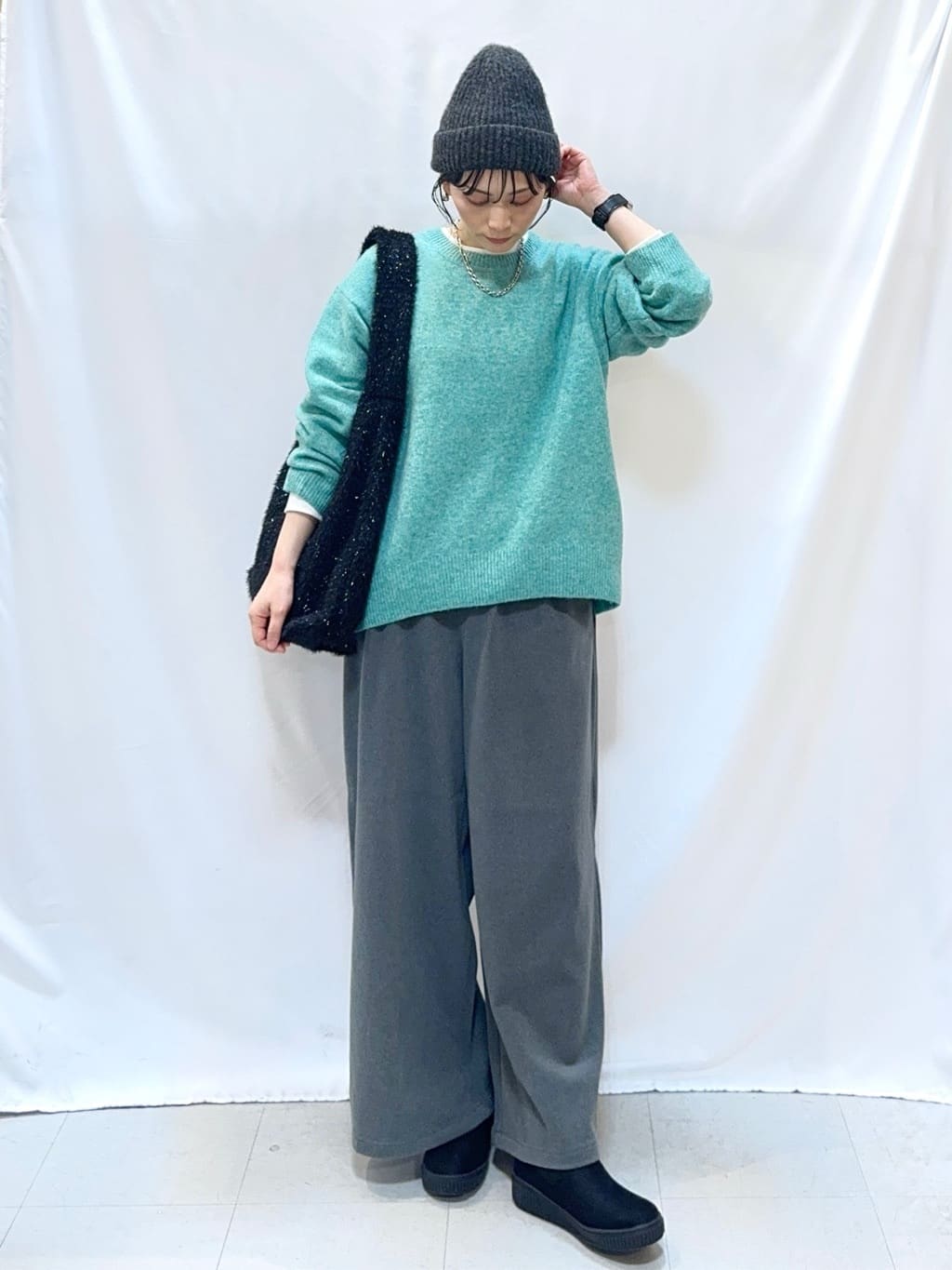 𝐇𝐢𝐫𝐨𝐦𝐢さんの「SHOO･LA･RUE｜【洗濯機可】お気に入りカラーを身にまとって　ふんわりゆるニット」を使ったコーディネート