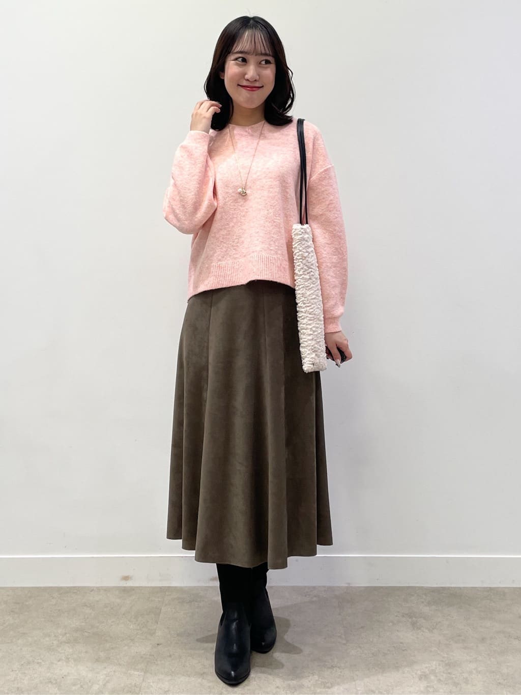 yukariさんの「Reflect｜【選べる5色／ゆったりシルエット】Vネックスパンコールニット」を使ったコーディネート