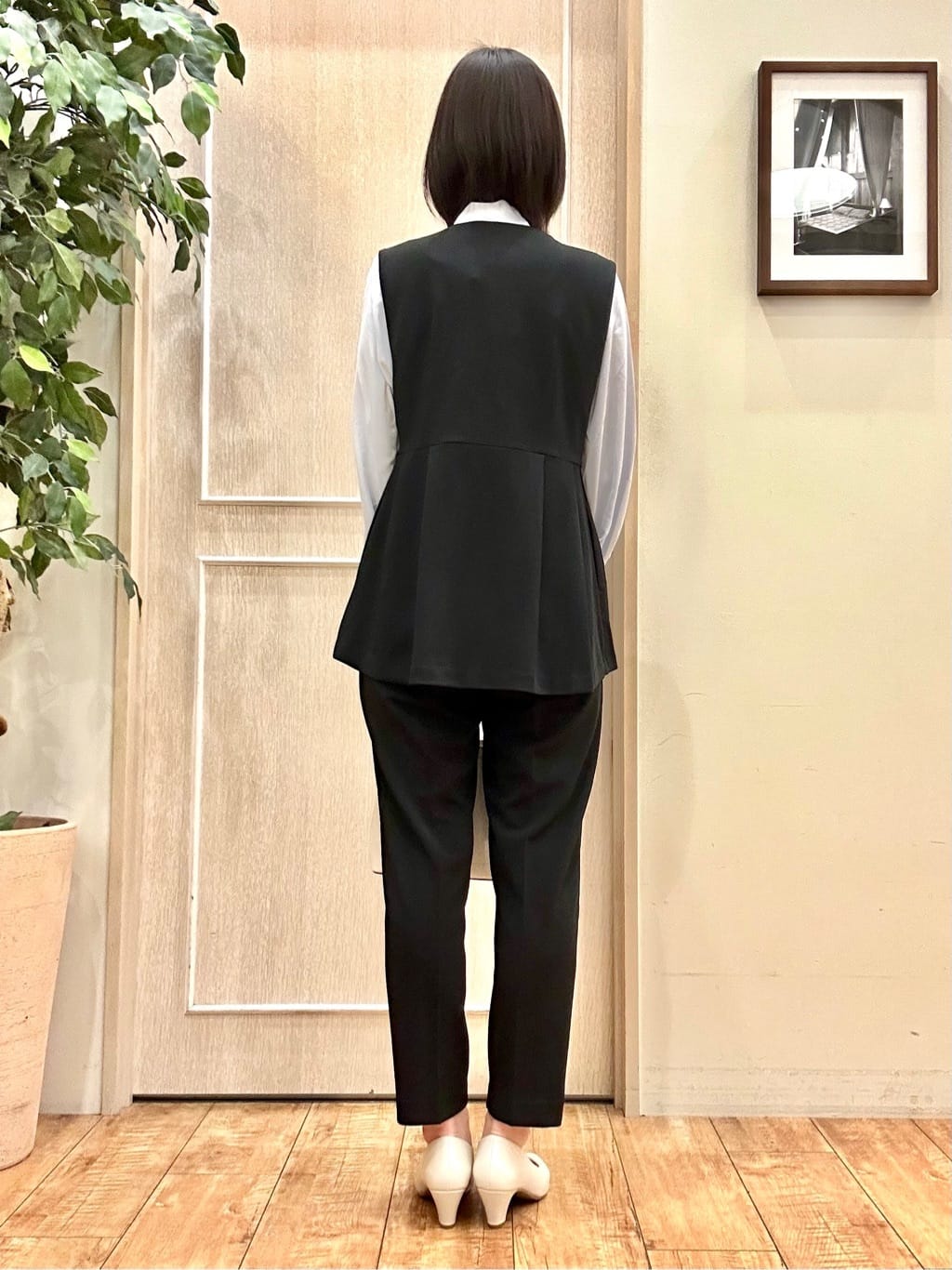 りかさんの「SHOO･LA･RUE｜【洗濯機可/セットアップ可/S-3L】きちんと楽に。カットジョーゼット テーパードパンツ」を使ったコーディネート