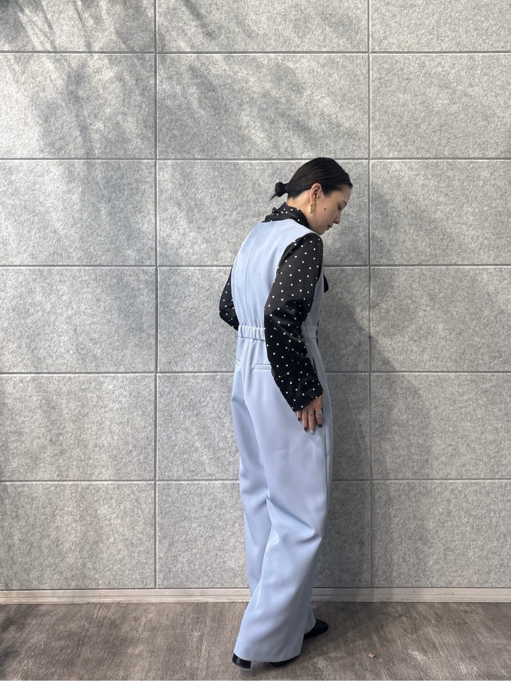 ayanoさんの「INDIVI｜【オケージョン／セレモニー／セットアップ可能】ダブルクロスサロペット」を使ったコーディネート
