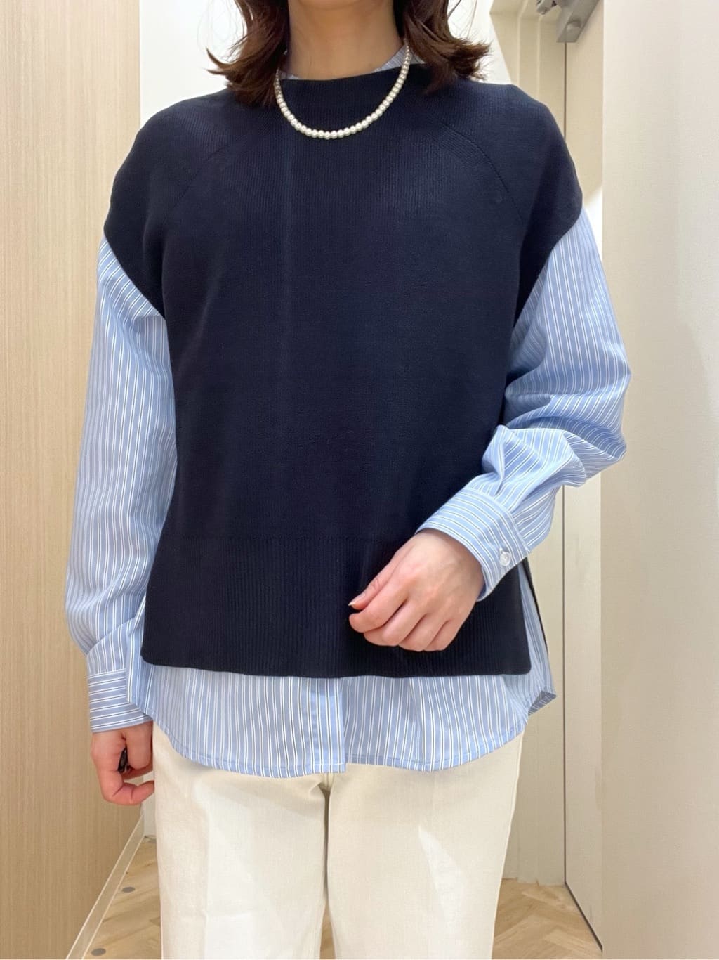  おまつさんの「grove｜【2点SET】一枚でコーデが決まる！ニットベスト&times;シャツSET」を使ったコーディネート