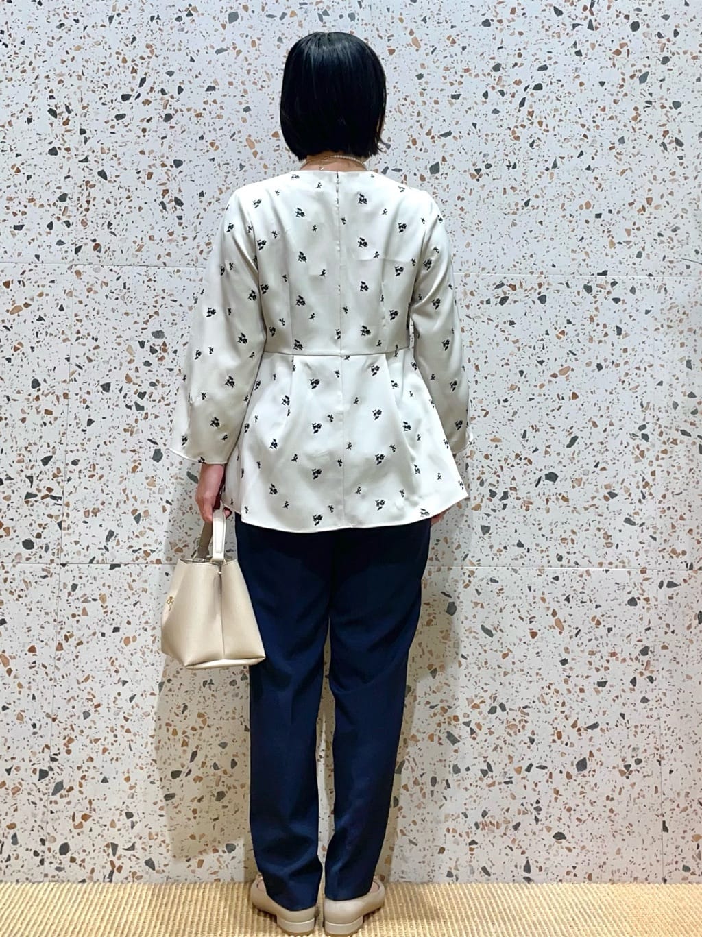シゲリさんの「OPAQUE.CLIP｜フラワー刺繍ペプラムブラウス【洗濯機OK】」を使ったコーディネート