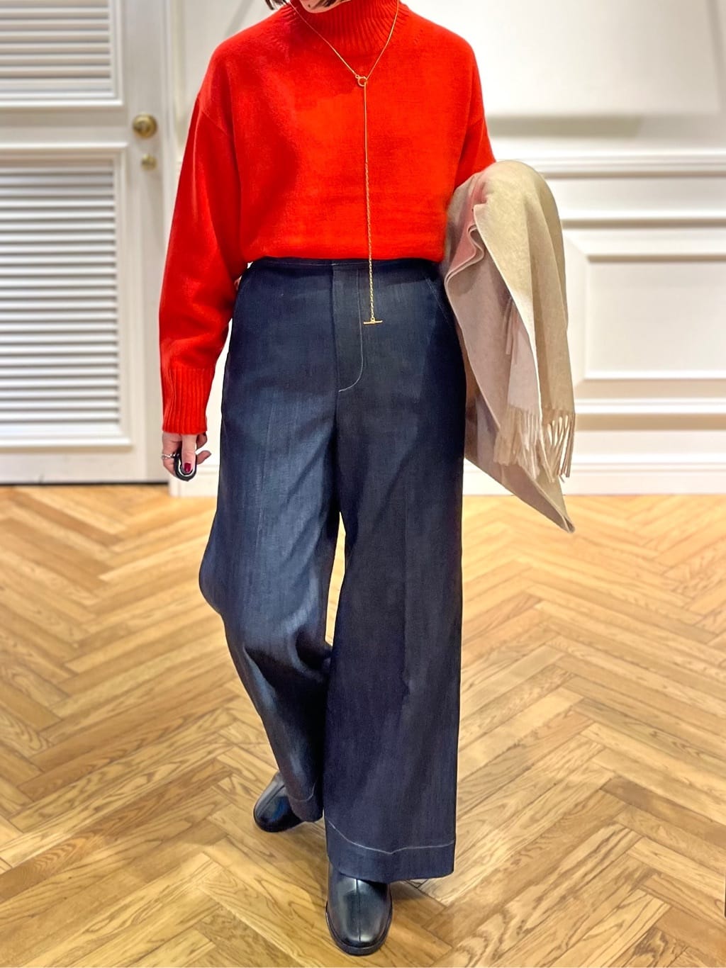つじ まこさんの「DRESSTERIOR｜リバーシブルカシミヤマフラー」を使ったコーディネート